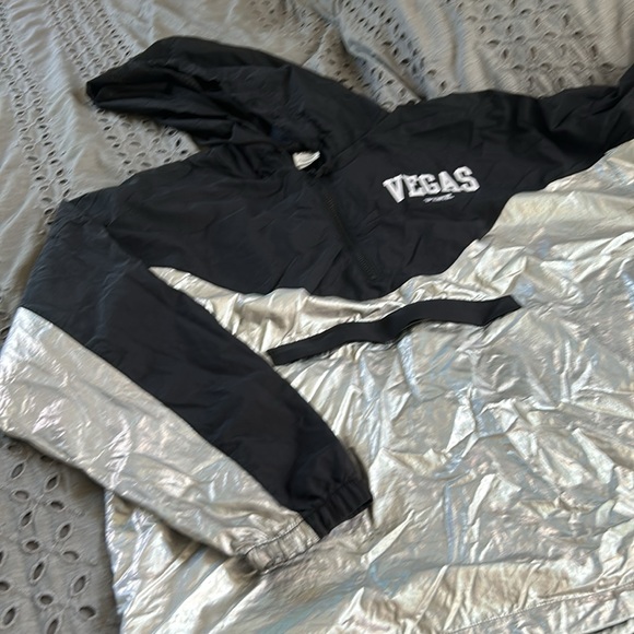 Windbreaker - Picture 6 of 6